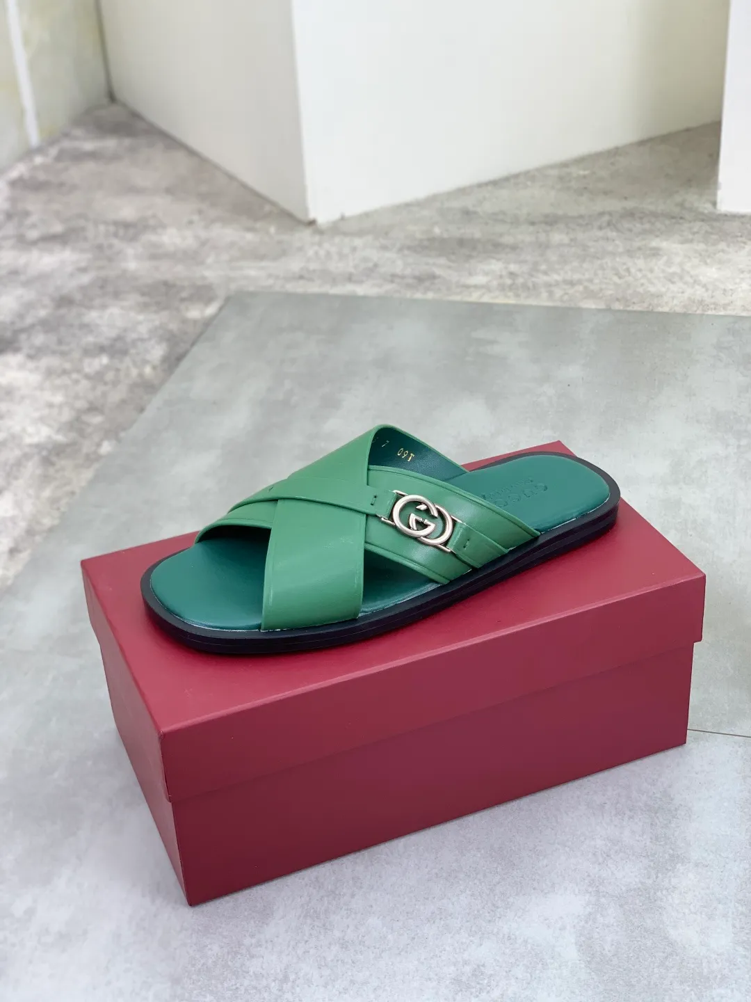 Men's shoes 💰P380💰[New model] High version 🎁🎁🎁 GUCCI New casual hot diamond slippers for the Year of the Snake, original official website, perfect workmanship, transmitting a kind of noble luxury, sublimating its definition of luxury in Gucci's high-end extraordinary craftsmanship. Original Gucci double G combination outsole, code number: 40-44 (45 customized) complete package